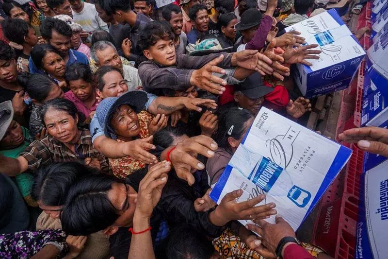 थाईलैंड और कंबोडिया के बीच तीसरे दिन भी झड़प, आरोप-प्रत्यारोप जारी थाईलैंड और कंबोडिया के बीच तीसरे दिन भी झड़प, आरोप-प्रत्यारोप जारी