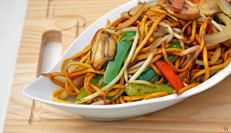 Recipe :घर पर बनाएं बाजार जैसा मसालेदार वेज चाउमीन Recipe :घर पर बनाएं बाजार जैसा मसालेदार वेज चाउमीन