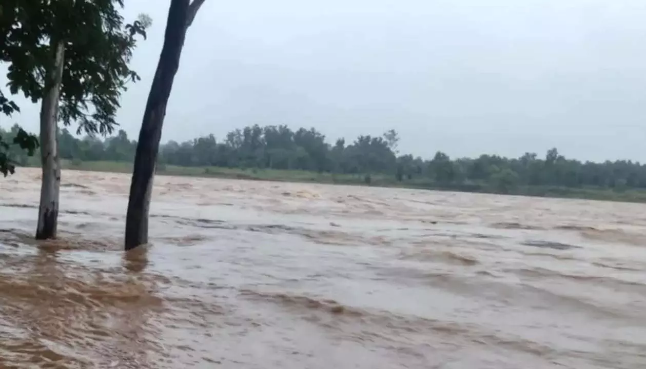 Odisha : तटबंध क्षतिग्रस्त, नदियों में उफान से गांव जलमग्न Odisha : तटबंध क्षतिग्रस्त, नदियों में उफान से गांव जलमग्न