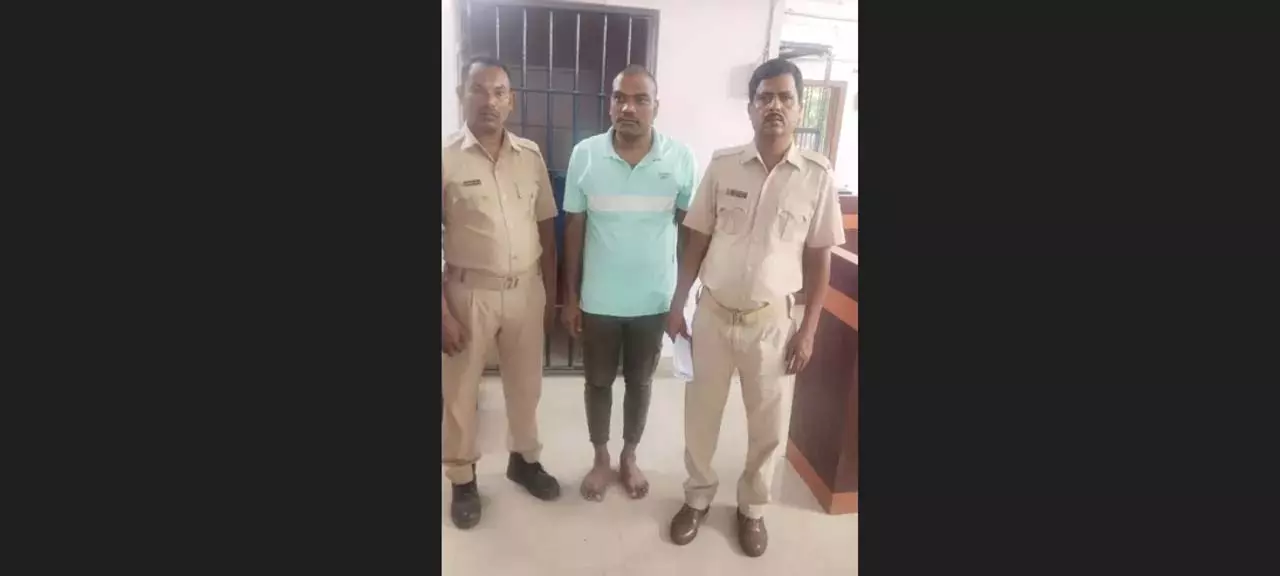 Odisha : एक व्यक्ति ने पत्नी के निजी वीडियो सोशल मीडिया पर पोस्ट किए, गिरफ्तार Odisha : एक व्यक्ति ने पत्नी के निजी वीडियो सोशल मीडिया पर पोस्ट किए, गिरफ्तार