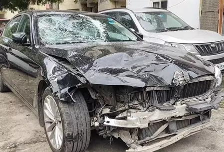 तेज रफ्तार BMW ने स्कूटी सवार को मारी टक्कर, 5 वर्षीय बच्ची की मौत तेज रफ्तार BMW ने स्कूटी सवार को मारी टक्कर, 5 वर्षीय बच्ची की मौत
