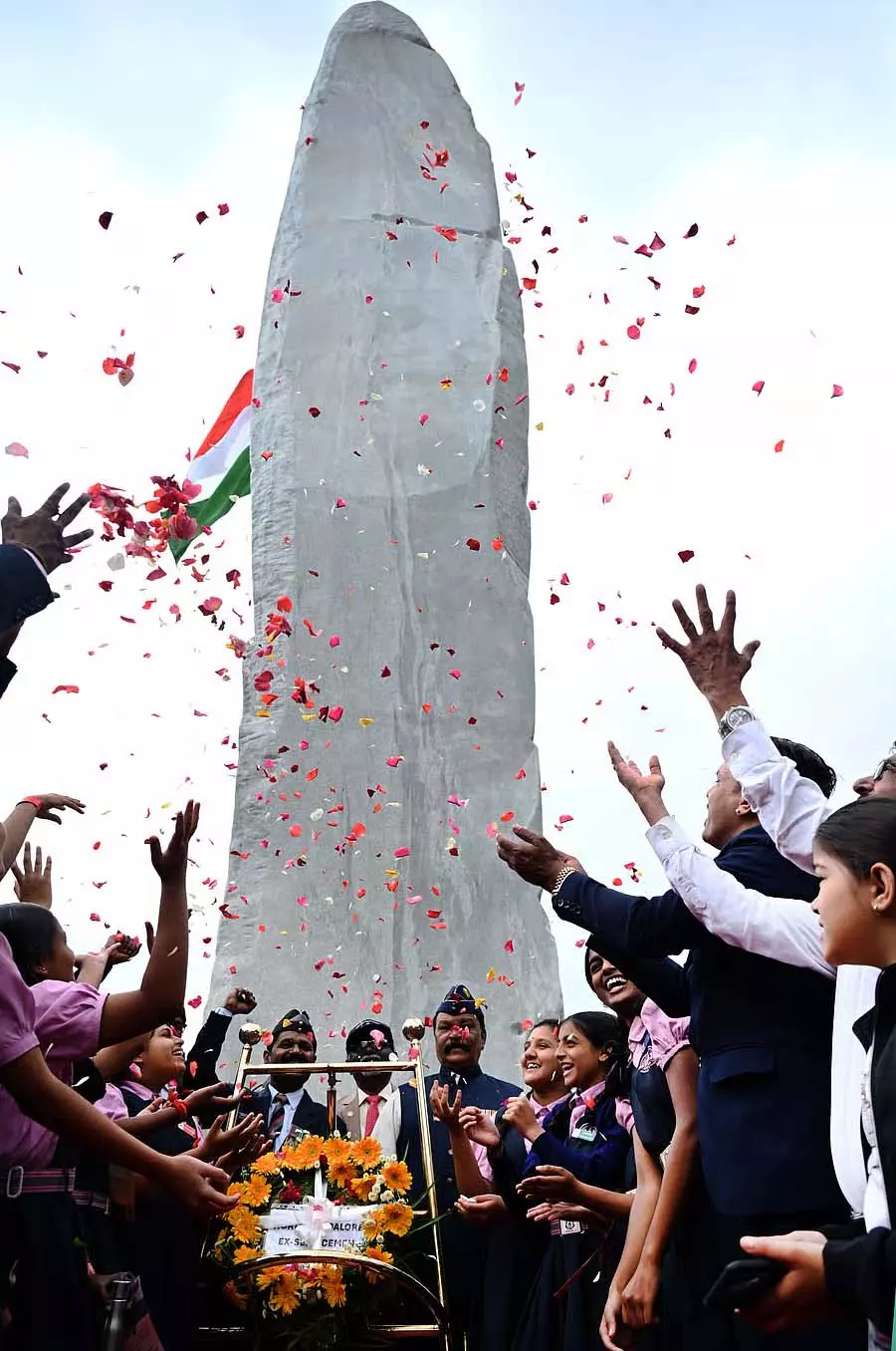युद्ध नायकों को श्रद्धांजलि: शहीदों के सम्मान में हीरो स्टोन युद्ध नायकों को श्रद्धांजलि: शहीदों के सम्मान में हीरो स्टोन