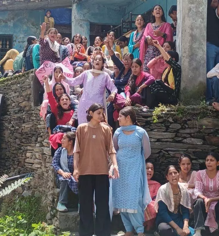 Lilhkothi College के छात्रों ने बुनियादी ढांचे और कर्मचारियों की कमी के विरोध में प्रदर्शन किया Lilhkothi College के छात्रों ने बुनियादी ढांचे और कर्मचारियों की कमी के विरोध में प्रदर्शन किया