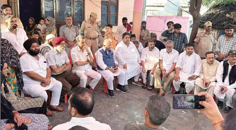 कर्रा, भल्ला समेत नेताओं ने गुज्जर युवक के घर जाकर न्यायिक जांच की मांग की कर्रा, भल्ला समेत नेताओं ने गुज्जर युवक के घर जाकर न्यायिक जांच की मांग की