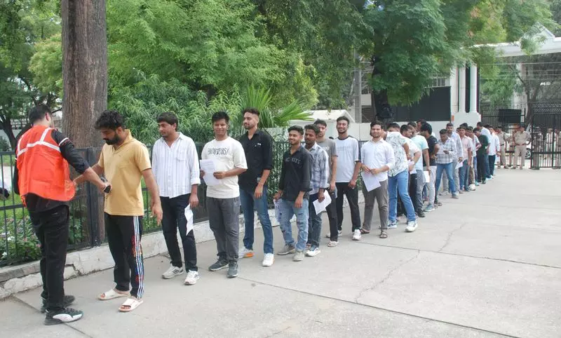 Haryana : निःशुल्क शटल सेवा, समुदाय उम्मीदवारों के मन से तनाव दूर करने में मदद करता Haryana : निःशुल्क शटल सेवा, समुदाय उम्मीदवारों के मन से तनाव दूर करने में मदद करता