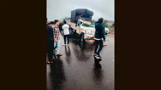 कसारा के पास तीन वाहनों की टक्कर में 25 लोग घायल, 7 की हालत गंभीर कसारा के पास तीन वाहनों की टक्कर में 25 लोग घायल, 7 की हालत गंभीर