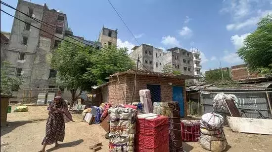 Gurugram: सत्यापन अभियान के बीच 250 प्रवासी रिहा, 10 अभी भी हिरासत में Gurugram: सत्यापन अभियान के बीच 250 प्रवासी रिहा, 10 अभी भी हिरासत में