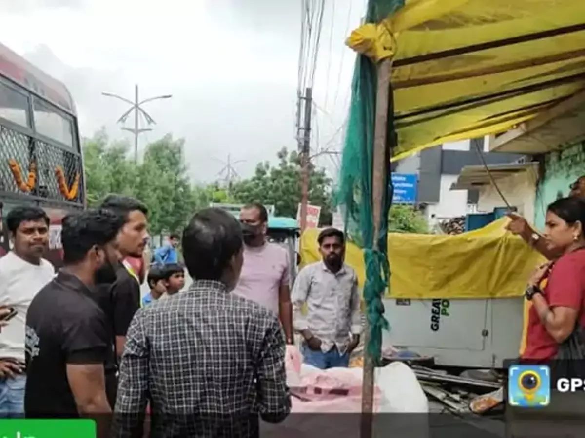 दुकानदारों ने सड़क में गंदगी फैलाई, 68 हजार का जुर्माना दुकानदारों ने सड़क में गंदगी फैलाई, 68 हजार का जुर्माना