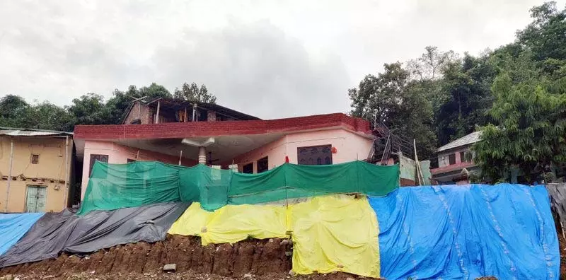Kangra में 4-लेन निर्माण कार्य से घरों को खतरा, परिवार चिंतित Kangra में 4-लेन निर्माण कार्य से घरों को खतरा, परिवार चिंतित