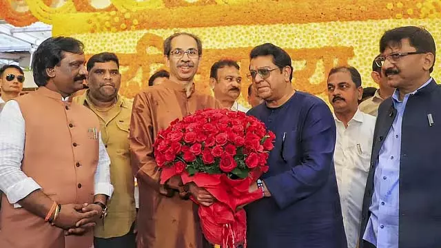 उद्धव ठाकरे के जन्मदिन पर राज ठाकरे उन्हें बधाई देने मातोश्री पहुंचे उद्धव ठाकरे के जन्मदिन पर राज ठाकरे उन्हें बधाई देने मातोश्री पहुंचे