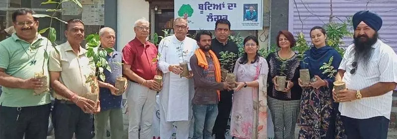 Lions Club के पदाधिकारी ने पर्यावरण जागरूकता को बढ़ावा देने के लिए पौधारोपण अभियान का नेतृत्व किया Lions Club के पदाधिकारी ने पर्यावरण जागरूकता को बढ़ावा देने के लिए पौधारोपण अभियान का नेतृत्व किया