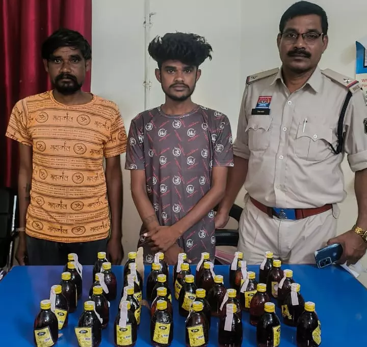 गोबरा नवापारा में दो शराब कोचिए गिरफ्तार गोबरा नवापारा में दो शराब कोचिए गिरफ्तार