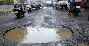 Kerala : मानसून की बारिश से एमसी रोड बर्बाद, यात्रियों को खतरा Kerala : मानसून की बारिश से एमसी रोड बर्बाद, यात्रियों को खतरा