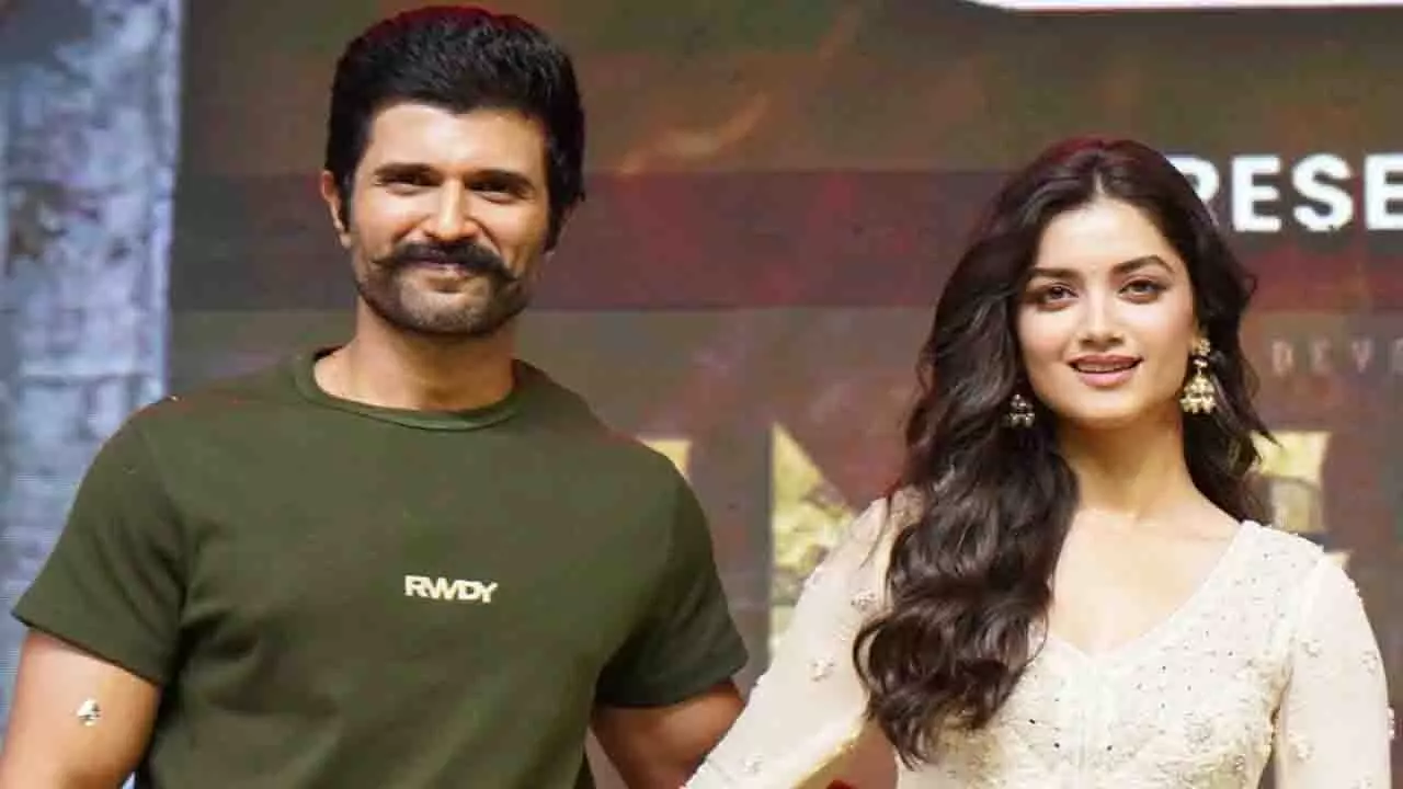 Vijay Deverakonda, भाग्यश्री बोरसे ने किंगडम रिलीज़ से पहले तिरुपति मंदिर में प्रार्थना की Vijay Deverakonda, भाग्यश्री बोरसे ने किंगडम रिलीज़ से पहले तिरुपति मंदिर में प्रार्थना की