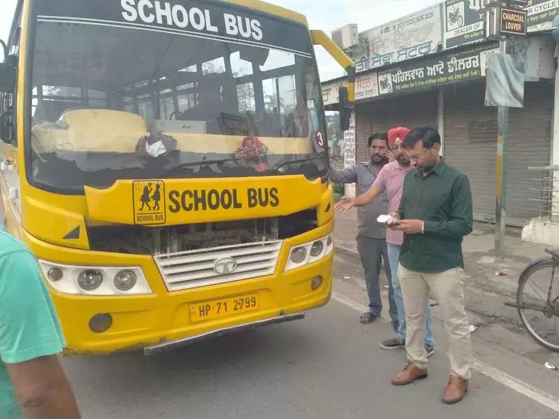 Ludhiana: स्कूलों को सुरक्षित वाहन नीति का पालन न करने के प्रति आगाह किया गया Ludhiana: स्कूलों को सुरक्षित वाहन नीति का पालन न करने के प्रति आगाह किया गया