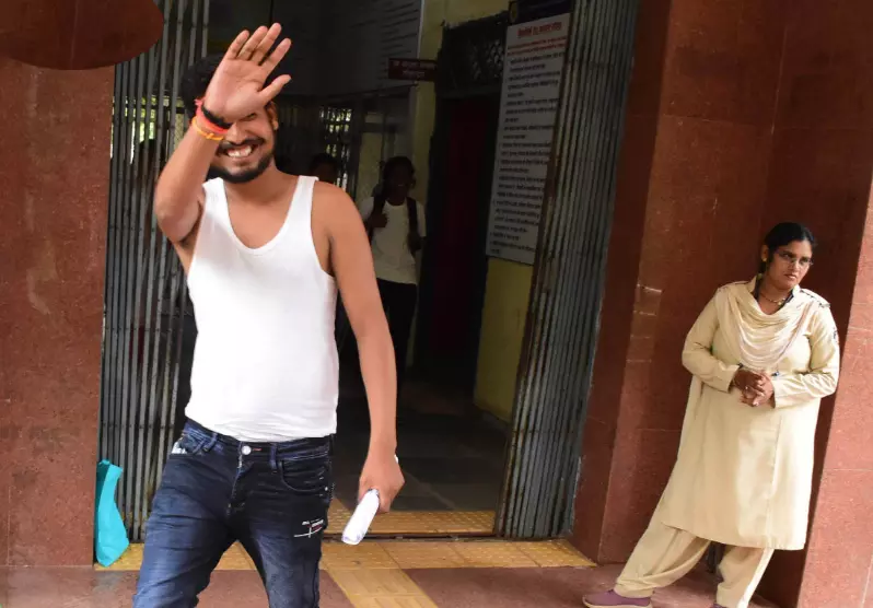 बनियान पहनकर दिए आबकारी आरक्षक भर्ती परीक्षा, नियम का कड़ाई से पालन बनियान पहनकर दिए आबकारी आरक्षक भर्ती परीक्षा, नियम का कड़ाई से पालन