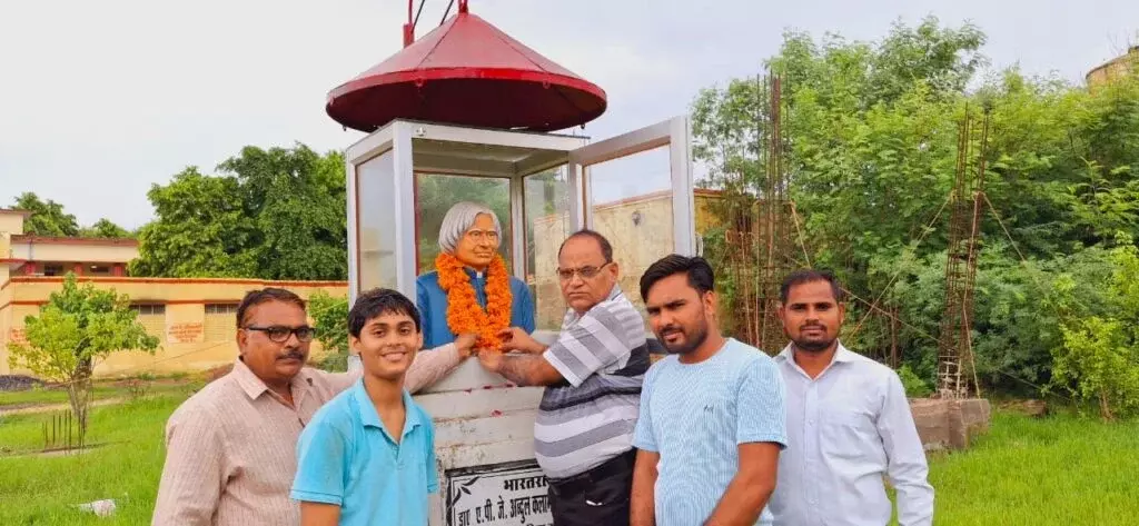 Jalaun: पूर्व राष्ट्रपति की पुण्यतिथि पर नन्हा कलाम पार्क में श्रद्धांजलि Jalaun: पूर्व राष्ट्रपति की पुण्यतिथि पर नन्हा कलाम पार्क में श्रद्धांजलि