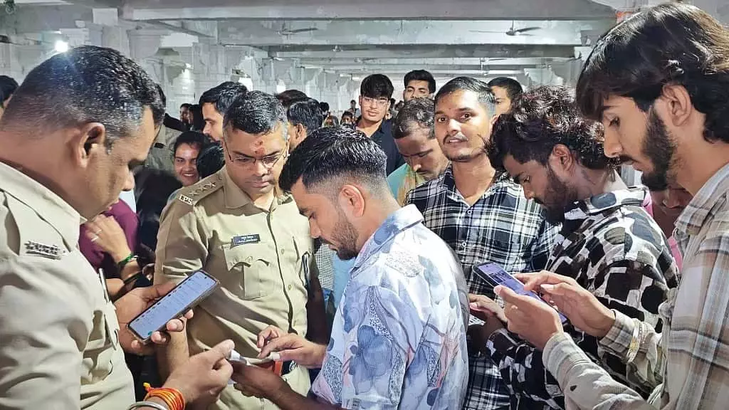 श्रावण मास की भीड़ के बीच उज्जैन पुलिस ने महाकालेश्वर मंदिर के आसपास सुरक्षा कड़ी कर दी श्रावण मास की भीड़ के बीच उज्जैन पुलिस ने महाकालेश्वर मंदिर के आसपास सुरक्षा कड़ी कर दी