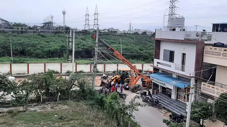 साढ़े नौ घंटे बिजली कटौती: लोग बदहाल साढ़े नौ घंटे बिजली कटौती: लोग बदहाल