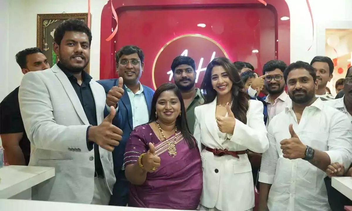 अभिनेत्री दक्षा नागरकर द्वारा अलकापुर में अमजद हबीब प्रीमियम सैलून का भव्य शुभारंभ अभिनेत्री दक्षा नागरकर द्वारा अलकापुर में अमजद हबीब प्रीमियम सैलून का भव्य शुभारंभ