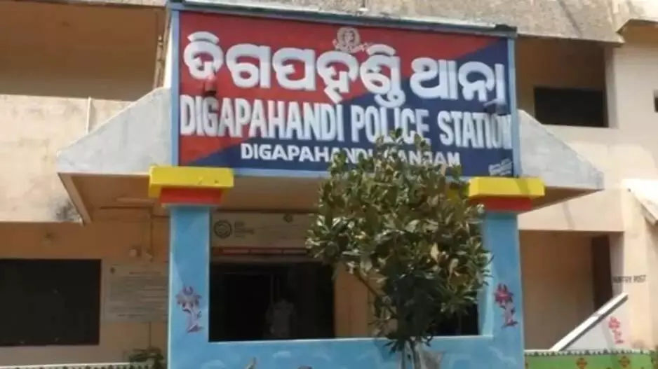 गंजम में जादू-टोना के संदेह में ग्रामीणों ने युवक को बांधकर पीटा गंजम में जादू-टोना के संदेह में ग्रामीणों ने युवक को बांधकर पीटा