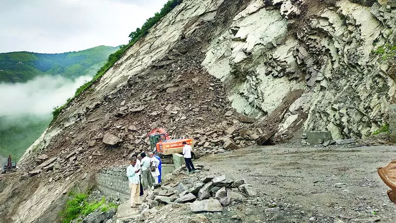 भूस्खलन से एनएच 707 बंद भूस्खलन से एनएच 707 बंद