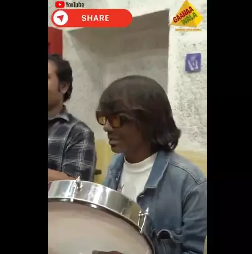 Raju Kalakar ने ढपली बजाकर महफिल लूटी Raju Kalakar ने ढपली बजाकर महफिल लूटी