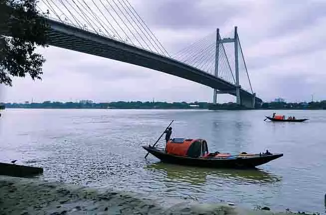 पश्चिम बंगाल के ऊपर एक निम्न दबाव का क्षेत्र आगे बढ़ रहा पश्चिम बंगाल के ऊपर एक निम्न दबाव का क्षेत्र आगे बढ़ रहा