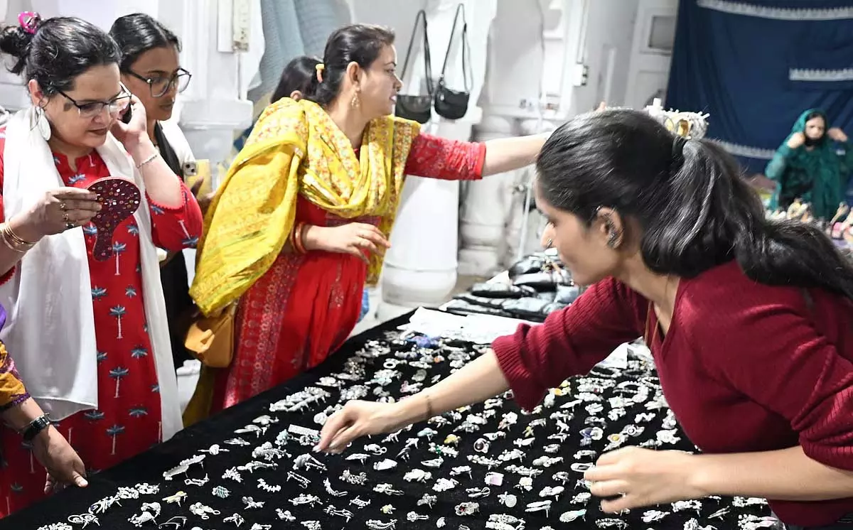 Bhopal : सावन मेले में 60 कारीगरों ने दिखाया हस्तशिल्प का हुनर Bhopal : सावन मेले में 60 कारीगरों ने दिखाया हस्तशिल्प का हुनर
