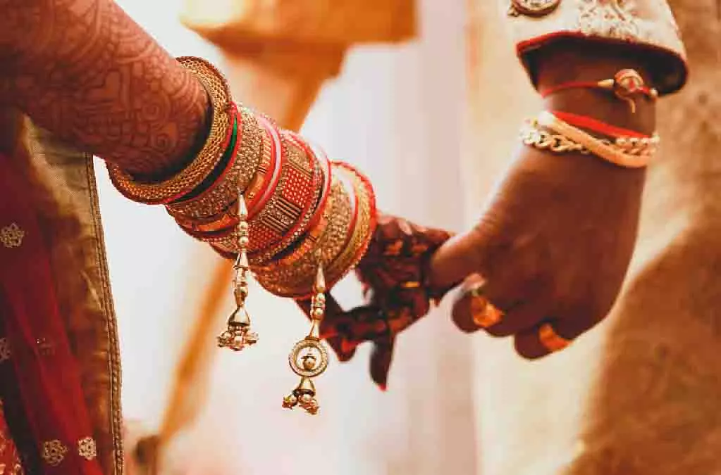 नाबालिग की शादी का निमंत्रण स्वीकार करने पर पड़ोसी गिरफ्तार नाबालिग की शादी का निमंत्रण स्वीकार करने पर पड़ोसी गिरफ्तार