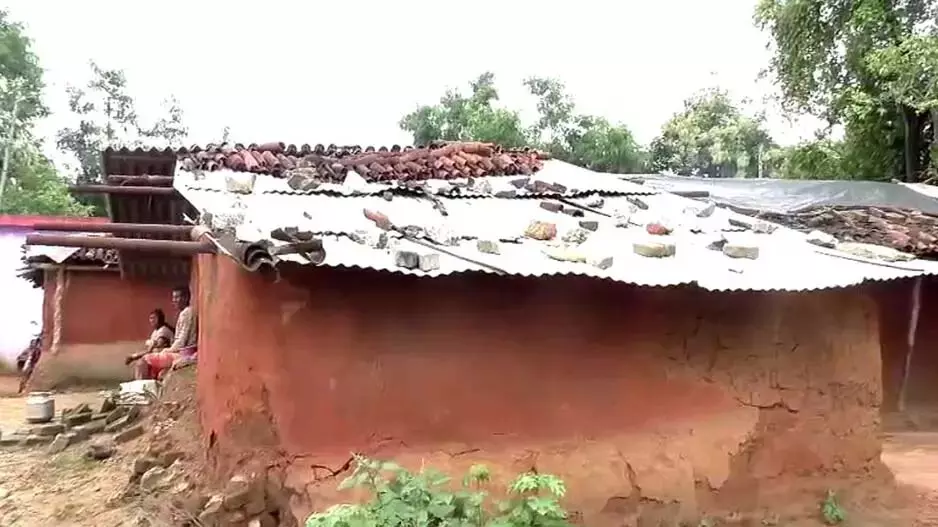 Odisha: एक परिवार ने गरीबी के कारण नवजात बच्ची को 20,000 रुपये में बेचा Odisha: एक परिवार ने गरीबी के कारण नवजात बच्ची को 20,000 रुपये में बेचा