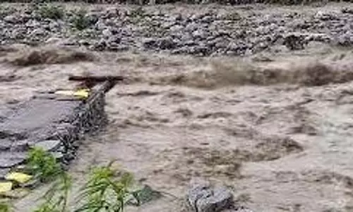 Himachal Pradesh: अस्थायी पुलिया से फिसलकर महिला पानी में गिरी Himachal Pradesh: अस्थायी पुलिया से फिसलकर महिला पानी में गिरी