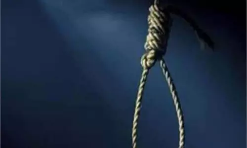 MP News: पेड़ से लटका मिला कपड़ा व्यापारी का शव, जांच में जुटी पुलिस