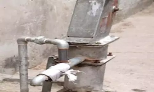गरीब परिवार के साथ दबंगई, जारी फरमान से पानी भी नसीब नहीं गरीब परिवार के साथ दबंगई, जारी फरमान से पानी भी नसीब नहीं