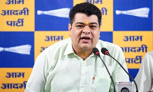 आप ने दिल्ली में कूड़े के पहाड़ हटाने की मांग की