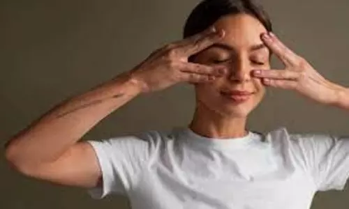 Yoga:   ये 4 डिजिटल फेस योगा ट्रिक्स बदल देंगी आपकी त्वचा की किस्मत