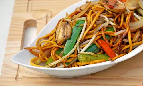 Recipe :घर पर बनाएं बाजार जैसा मसालेदार वेज चाउमीन