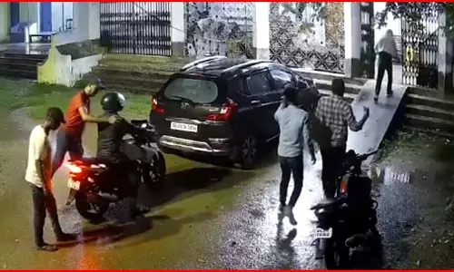 खुलेआम फायरिंग का LIVE वीडियो वायरल, दहशत में लोग खुलेआम फायरिंग का LIVE वीडियो वायरल, दहशत में लोग