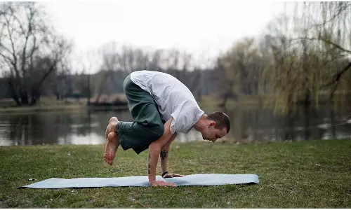 Kagasana Benefits: कौवे की तरह बैठने से सुधरेगी आपकी सेहत, Kagasana से मिलेंगे 5 बड़े फायदे