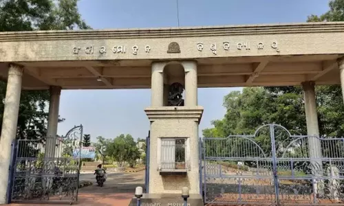 बालासोर में FM विश्वविद्यालय परिसर में युवक ने प्रोफेसर की पत्नी से बलात्कार की कोशिश की, गिरफ्तार बालासोर में FM विश्वविद्यालय परिसर में युवक ने प्रोफेसर की पत्नी से बलात्कार की कोशिश की, गिरफ्तार