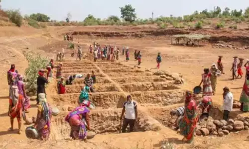 Deoria: मनरेगा में अनियमितता की जांच की उठी मांग