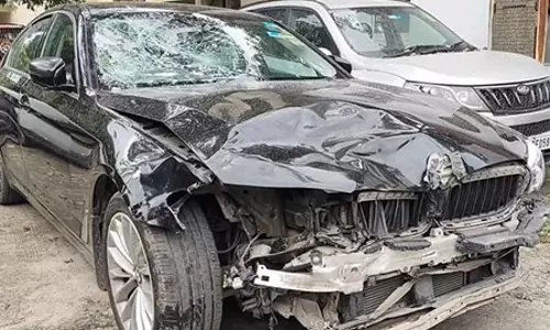 तेज रफ्तार BMW ने स्कूटी सवार को मारी टक्कर, 5 वर्षीय बच्ची की मौत