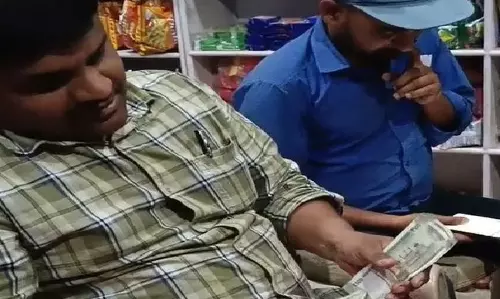 बिजली अधिकारी ने ली रिश्वत, निलंबित
