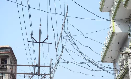 Bareilly: हॉस्टल में बिजली चोरी पकड़ी गई, लाइन काटी गई