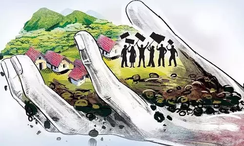 मक्का और टमाटर की फसल को हटाने के लिए अधिकारियों की अचानक कार्रवाई से गरीब किसान परेशान मक्का और टमाटर की फसल को हटाने के लिए अधिकारियों की अचानक कार्रवाई से गरीब किसान परेशान