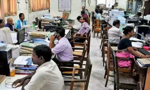 सेवानिवृत्त सरकारी कर्मचारी अधर में लटके