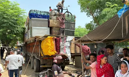 Haryana : प्रवासियों के बड़े पैमाने पर पलायन से गुरुग्राम पुलिस मुश्किल में Haryana : प्रवासियों के बड़े पैमाने पर पलायन से गुरुग्राम पुलिस मुश्किल में