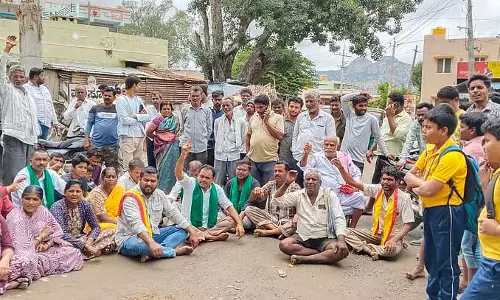 Chikkaballapura : सड़क निर्माण के लिए हजारों लोग सड़कों पर उतरे Chikkaballapura : सड़क निर्माण के लिए हजारों लोग सड़कों पर उतरे
