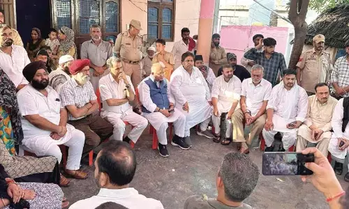 कर्रा, भल्ला समेत नेताओं ने गुज्जर युवक के घर जाकर न्यायिक जांच की मांग की कर्रा, भल्ला समेत नेताओं ने गुज्जर युवक के घर जाकर न्यायिक जांच की मांग की