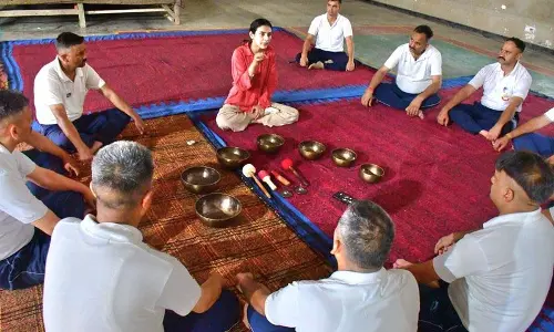 शांति की गूंज, Himachal पुलिस ने ध्वनि उपचार चिकित्सा से नया रास्ता अपनाया शांति की गूंज, Himachal पुलिस ने ध्वनि उपचार चिकित्सा से नया रास्ता अपनाया